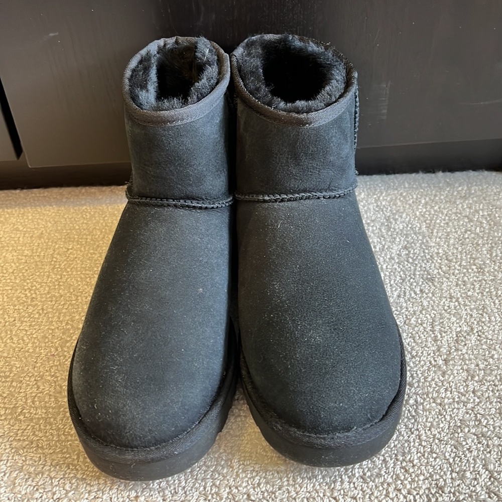 Mens Brand New without Box Black UGG Classic Mini Boots size 10